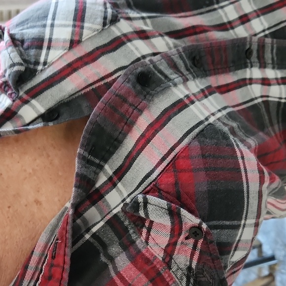 Infamous button up - Picture 2 of 8